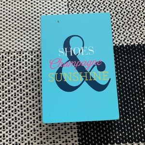 Shoes Champagne & sunshine wood decor